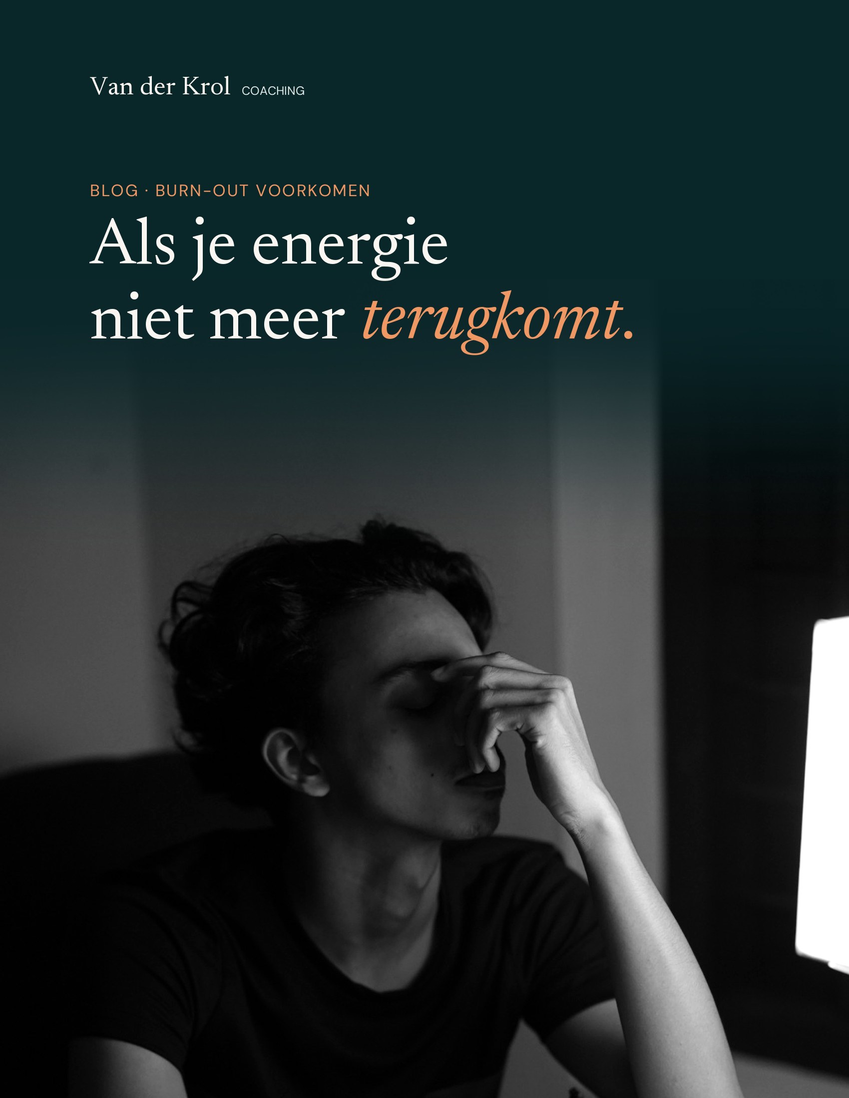 Een vermoeide man aan een bureau in een donkere kamer, met zijn hand tegen zijn neusbrug
