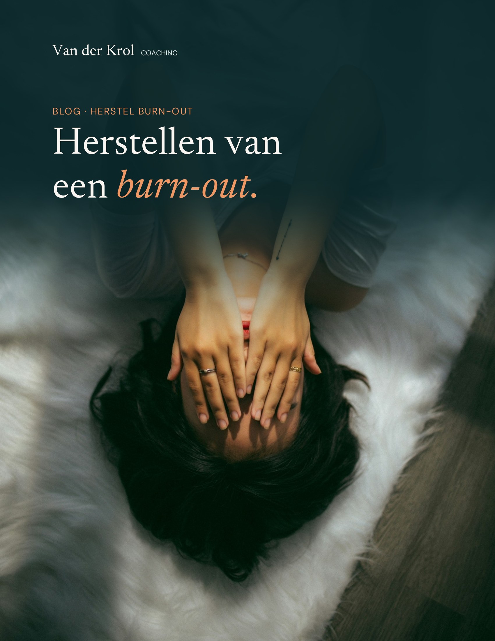 Een vrouw die ligt met beide handen voor haar gezicht