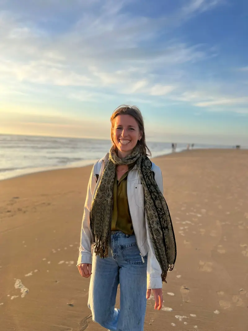 Marjolein van der Krol op het strand bij avondlicht