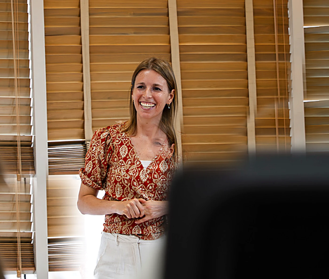Marjolein van der Krol lachend tijdens een talk